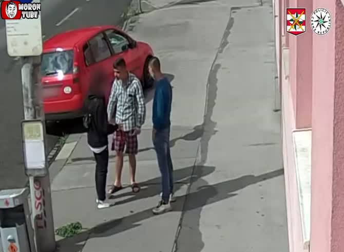 Video: 2 individuals caught extorting money from a passerby in the street